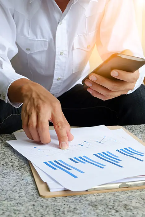 revenue management hombre revisando sus ganancias